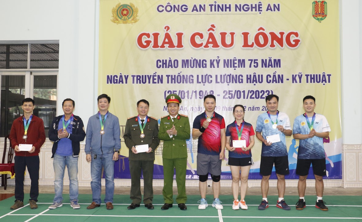Đồng chí Đại tá Nguyễn Duy Thanh, Phó Giám đốc Công an tỉnh trao giải Nhất, Nhì, Ba cho nội dung đôi lãnh đạo, cán bộ
