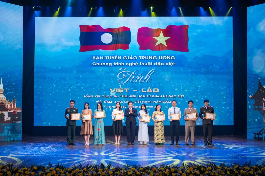 Đại úy Nguyễn Thái Thung, Phòng Công tác Đảng và công tác chính trị Công an tỉnh Nghệ An xuất sắc đạt giải Nhất cuộc thi (ngoài cùng bên phải)