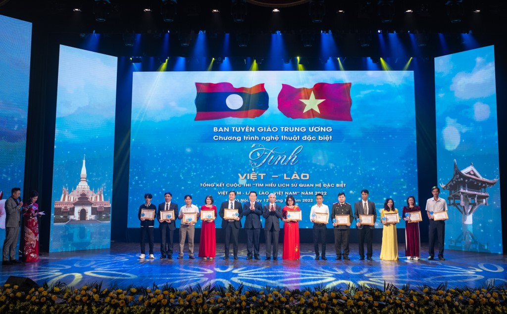 Trưởng Ban Tuyên giáo Trung ương Nguyễn Trọng Nghĩa và Trưởng Ban Tuyên huấn Trung ương Đảng Nhân dân Cách mạng Lào Khamphan Pheuyavong trao Giấy chứng nhận và Kỷ niệm chương cho các cá nhân đạt giải Nhì