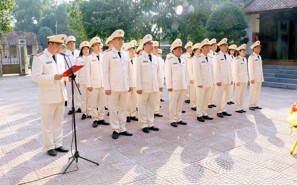 Các đại biểu tưởng nhớ Cố Bộ trưởng Trần Quốc Hoàn tại nhà lưu niệm ở xã Trung Phúc Cường, huyện Nam Đàn