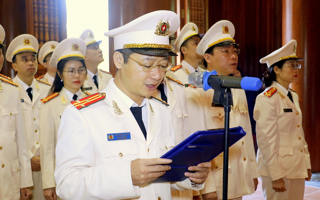 Đồng chí Thượng tá Trần Ngọc Tuấn, Phó Giám đốc Công an tỉnh báo công về thành tích, chiến công của lực lượng hậu cần, kỹ thuật Công an Nghệ An