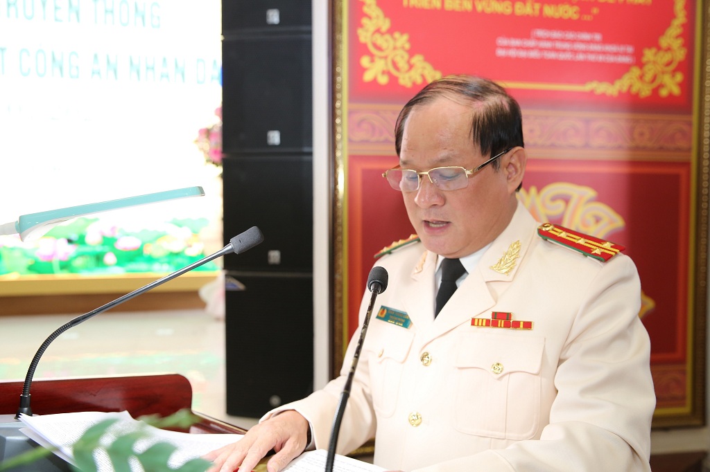Đồng chí Đại tá Trần Thăng Long, Trưởng Phòng hậu cần Công an Nghệ An trình bày diễn văn Lễ tọa đàm, gặp mặt