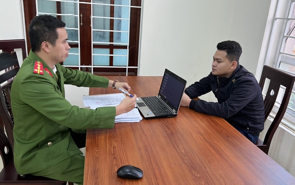 Cơ quan Công an làm việc với Nguyễn Văn Hiếu - đối tượng cầm đầu đường dây đánh bạc bằng hình thức cá độ bóng đá liên tỉnh