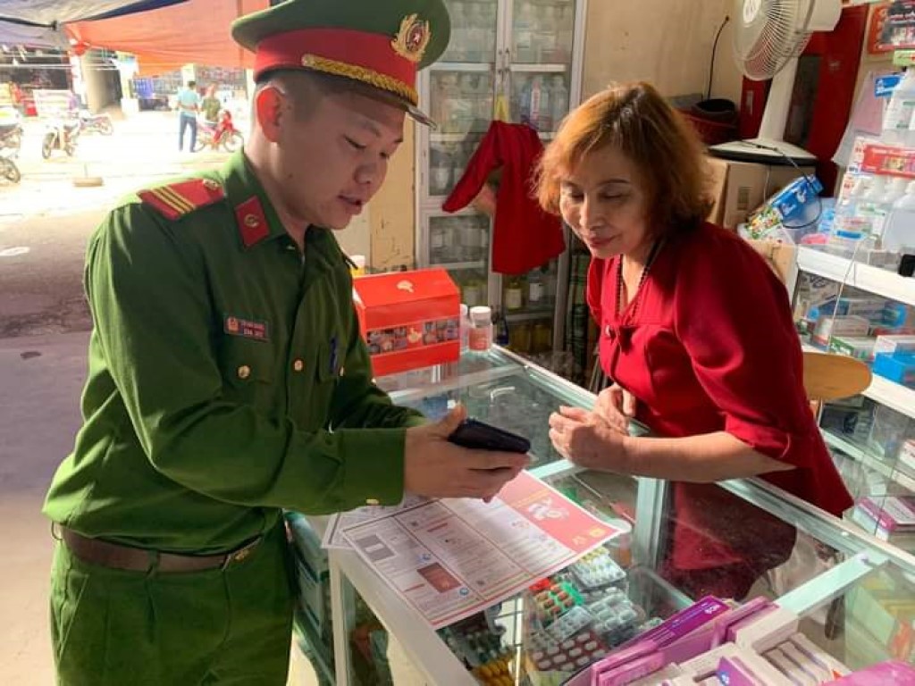 Công an thị trấn Mường Xén, huyện Kỳ Sơn hướng dẫn người dân đăng ký tài khoản cho thuê lưu trú