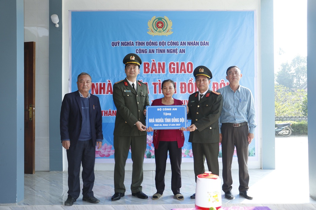 Thừa ủy quyền Giám đốc Công an tỉnh, đoàn công tác đã bàn giao Nhà nghĩa tình đồng đội cho bà Thái Thị Tuyết, thân nhân liệt sỹ Trần Quang Sinh