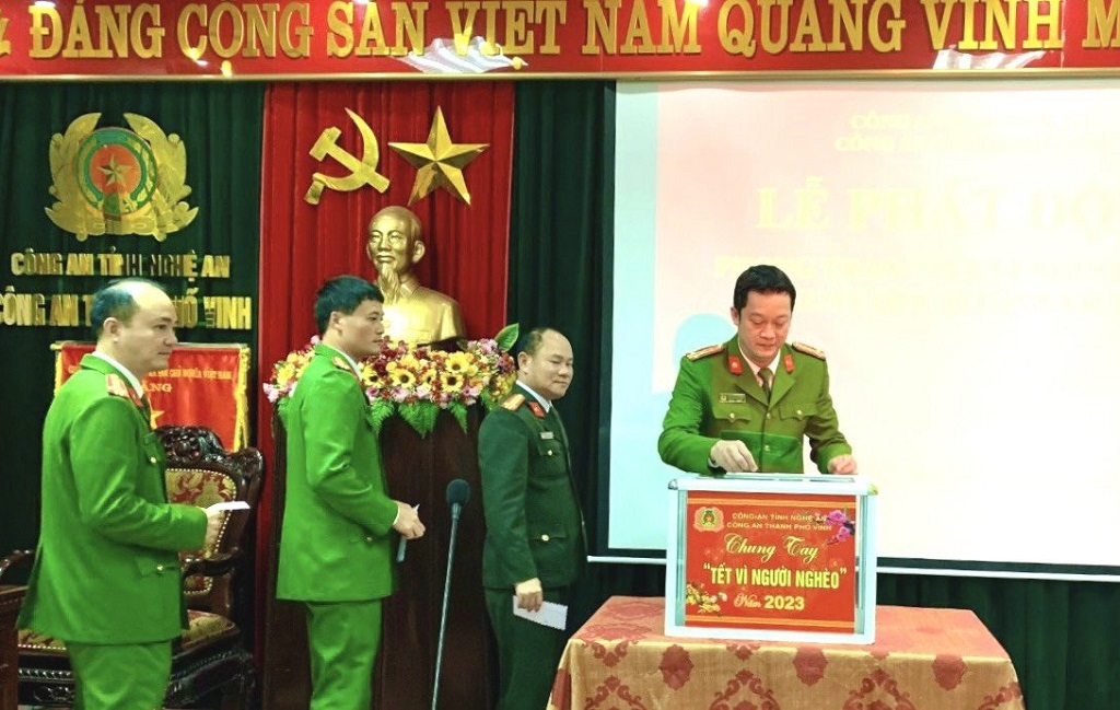 Lãnh đạo Công an thành phố Vinh ủng hộ Tết vì người nghèo - Xuân Quý Mão 2023