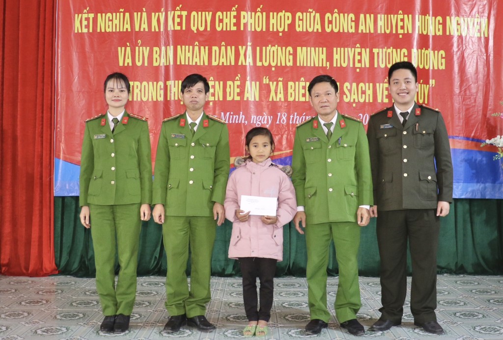 Công an huyện Hưng Nguyên nhận đỡ đầu với mức hỗ trợ 500.000/tháng