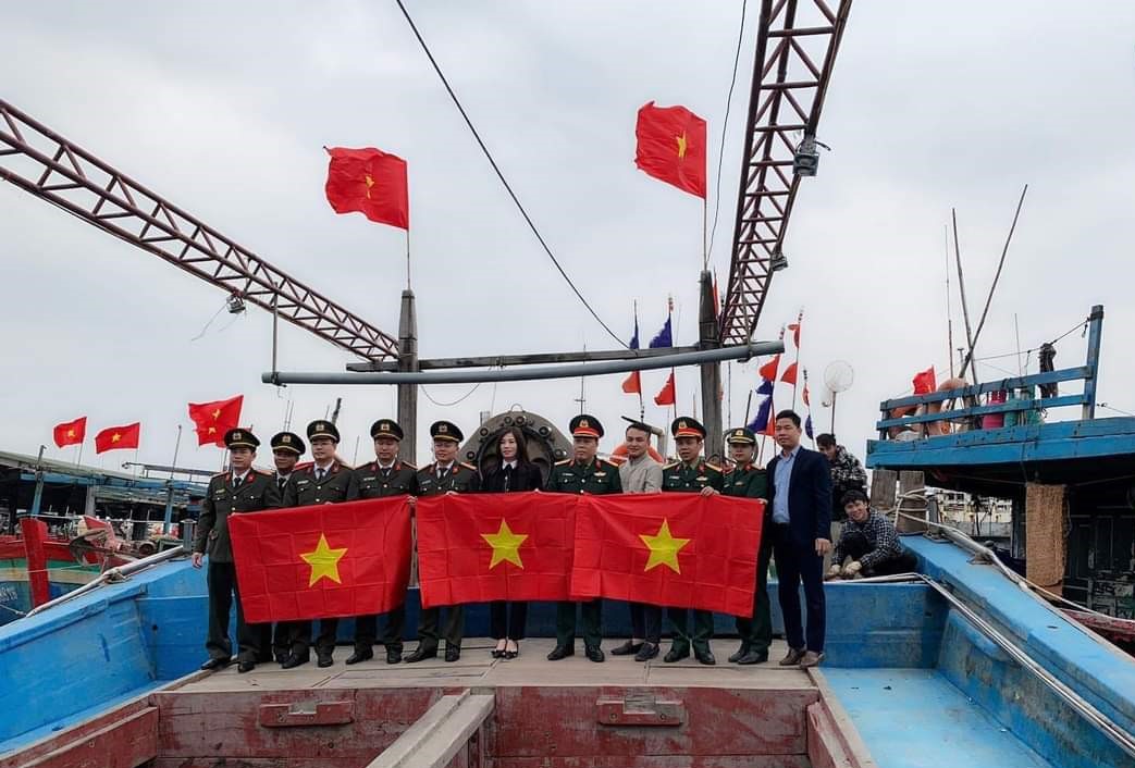 Trao cờ Tổ quốc tặng các chủ tàu thuyền và ngư dân