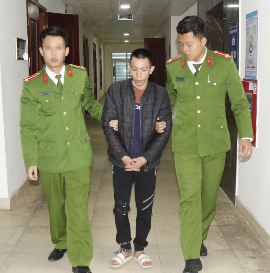 Lực lượng Công an dẫn giải đối tượng Quang Văn Toàn phạm tội mua bán, vận chuyển trái phép chất ma tuý