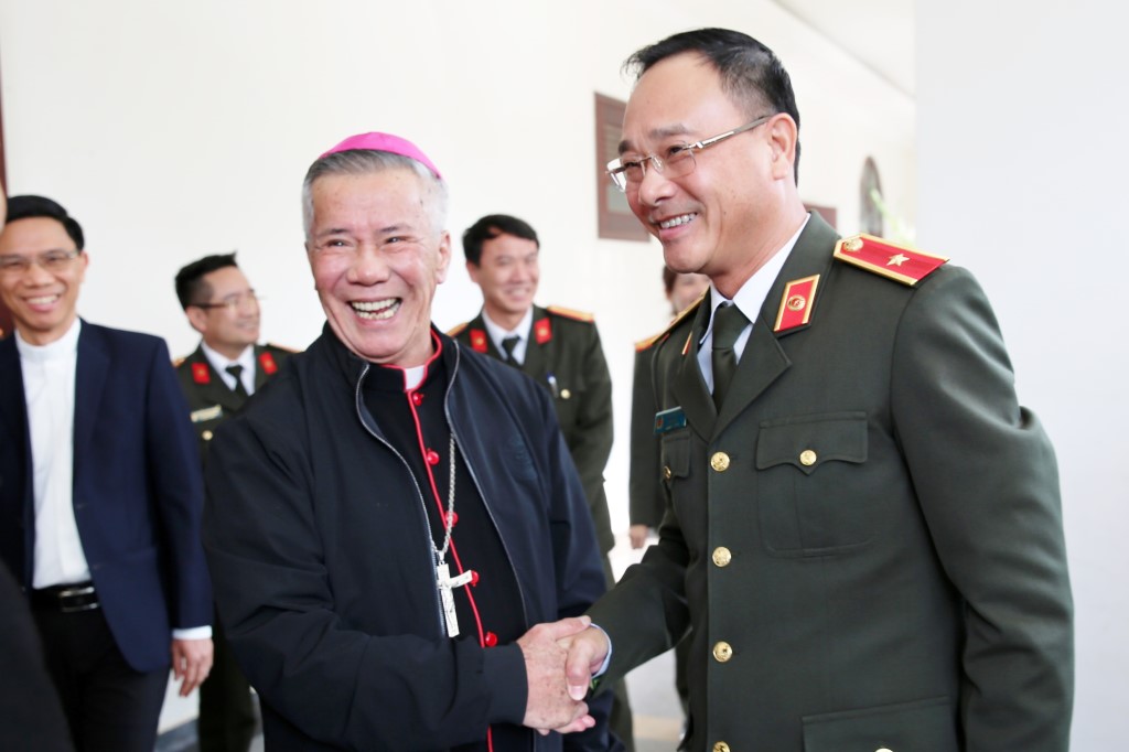 Giám mục Anphong Nguyễn Hữu Long - Giám mục chính toà Giáo phận Vinh đón các đồng chí lãnh đạo Công an tỉnh đến thăm, chúc mừng nhân dịp Giáng sinh 2022