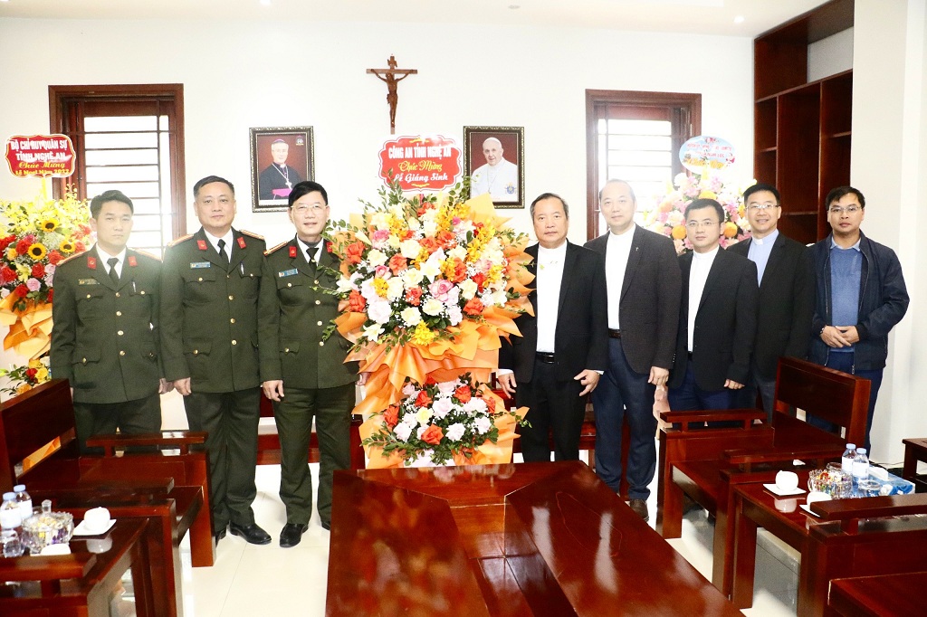 Đồng chí Đại tá Lê Văn Thái - Phó Giám đốc Công an tỉnh chúc mừng Giáng sinh tại Đại chủng viện Thánh Phanxicô Xaviê