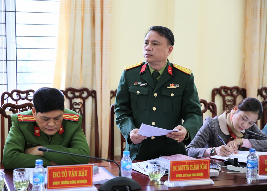 Đồng chí Thượng tá Nguyễn Thành Đồng, Chỉ huy trưởng Ban Chỉ huy Quân sự huyện Kỳ Sơn phát biểu tại Hội nghị