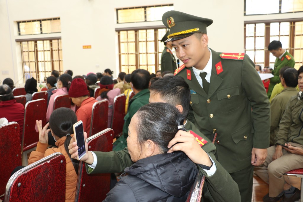 Người dân rất hài lòng trước sự hướng dẫn nhiệt tình và đầy trách nhiệm của các đoàn viên Thanh niên Công an tỉnh Nghệ An
