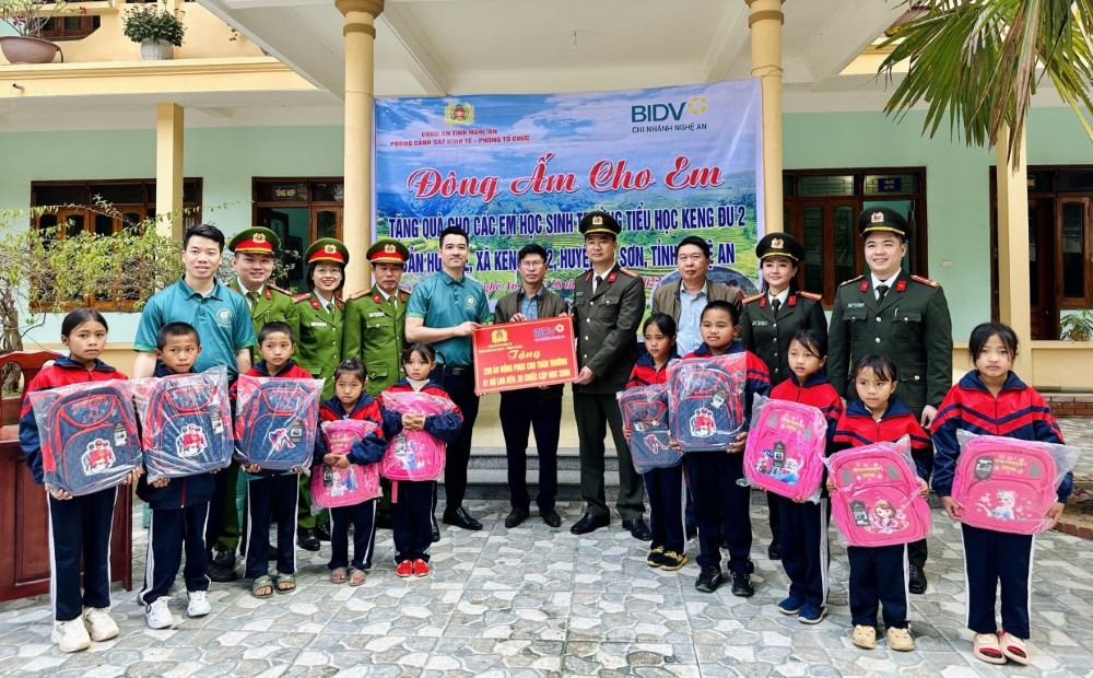 Đại diện các đơn vị trao quà tặng các em học sinh tại Trường Tiểu học Keng Đu 2, huyện Kỳ Sơn
