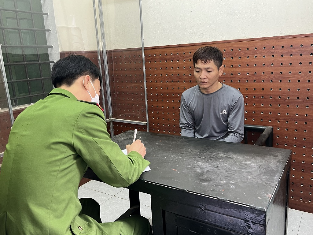 Cán bộ điều tra Công an huyện Đô Lương làm việc với đối tượng Nguyễn Quang Thành