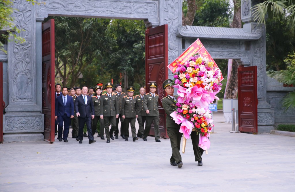 Đoàn đại biểu dâng hoa, dâng hương tưởng niệm Chủ tịch Hồ Chí Minh tại Khu Di tích Quốc gia đặc biệt Kim Liên, huyện Nam Đàn, tỉnh Nghệ An