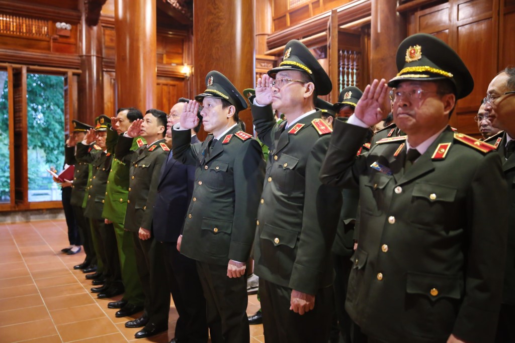 Các đại biểu thành kính thực hiện lễ  tưởng niệm Chủ tịch Hồ Chí Minh