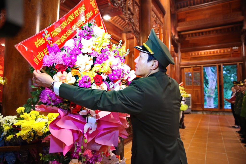 Thượng tướng Lương Tam Quang - Ủy viên Ban Chấp hành Trung ương Đảng, Thứ trưởng Bộ Công an dâng hoa tưởng niệm Chủ tịch Hồ Chí Minh