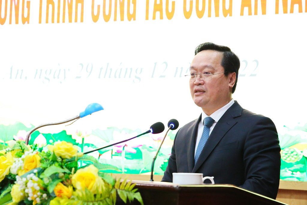 Đồng chí Nguyễn Đức Trung - Phó Bí thư Tỉnh uỷ, Chủ tịch UBND tỉnh phát biểu tại Hội nghị