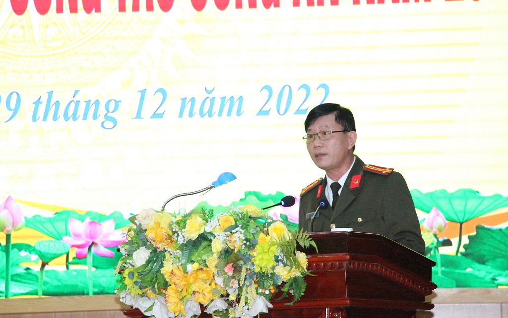 Đồng chí Đại tá Lê Văn Thái - Phó Giám đốc Công an tỉnh phát biểu tại Hội nghị