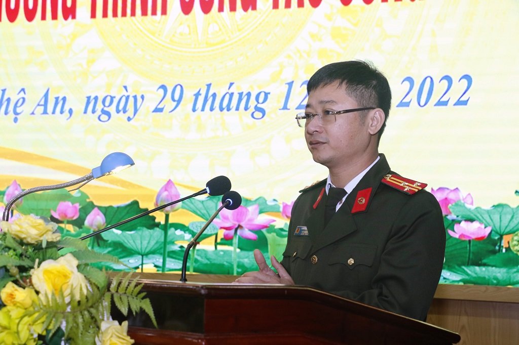 Đồng chí Thượng tá Trần Ngọc Tuấn - Phó Giám đốc Công an tỉnh phát biểu tại Hội nghị