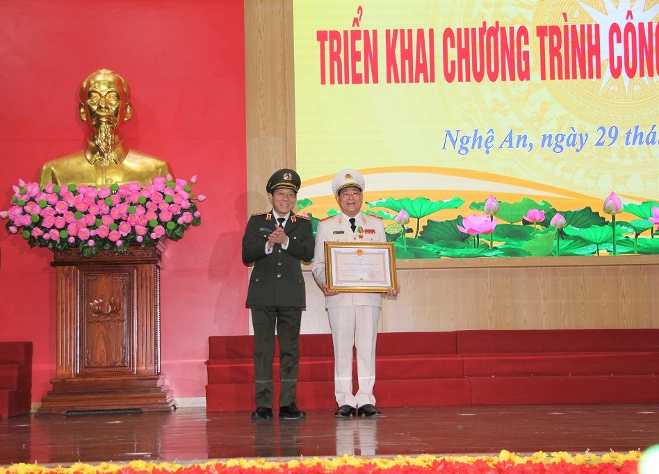 Đồng chí Thiếu tướng Nguyễn Hữu Cầu - Nguyên Giám đốc Công an tỉnh được trao tặng Huân chương bảo vệ Tổ quốc hạng Nhì
