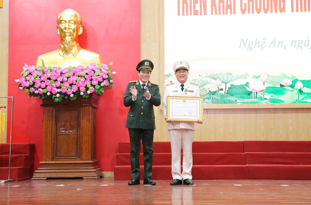 Tặng thưởng Huân chương Bảo vệ Tổ quốc hạng Nhì cho đồng chí thiếu tướng Nguyễn Hữu Cầu, Nguyên Giám đốc Công an tỉnh Nghệ An
