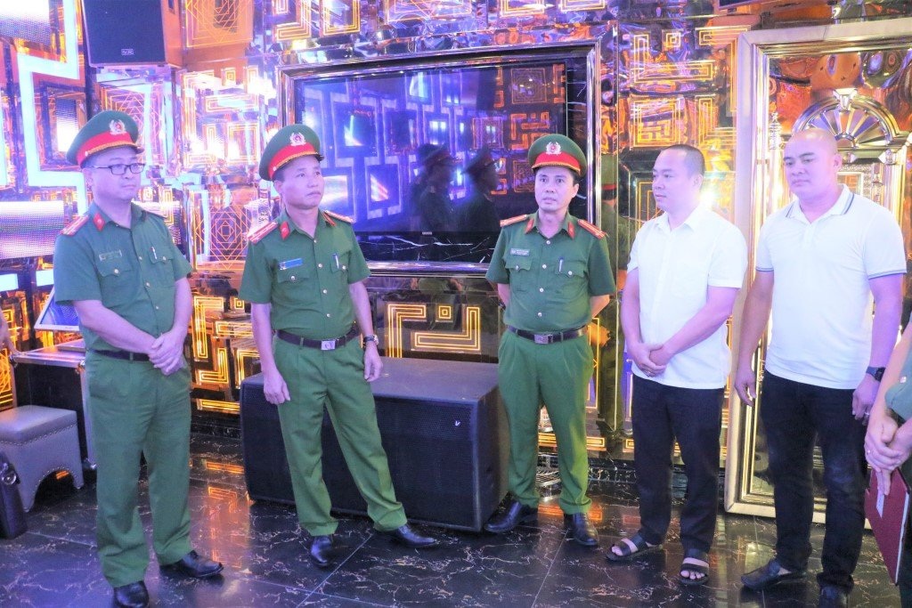 Đoàn công tác do đồng chí Đại tá Nguyễn Duy Thanh, Phó Giám đốc Công an tỉnh làm trưởng đoàn đã kiểm tra đột xuất việc chấp hành các quy định về đảm bảo an toàn phòng cháy, chữa cháy tại phòng hát Karaoke Đại Huệ vào tháng 9/2022