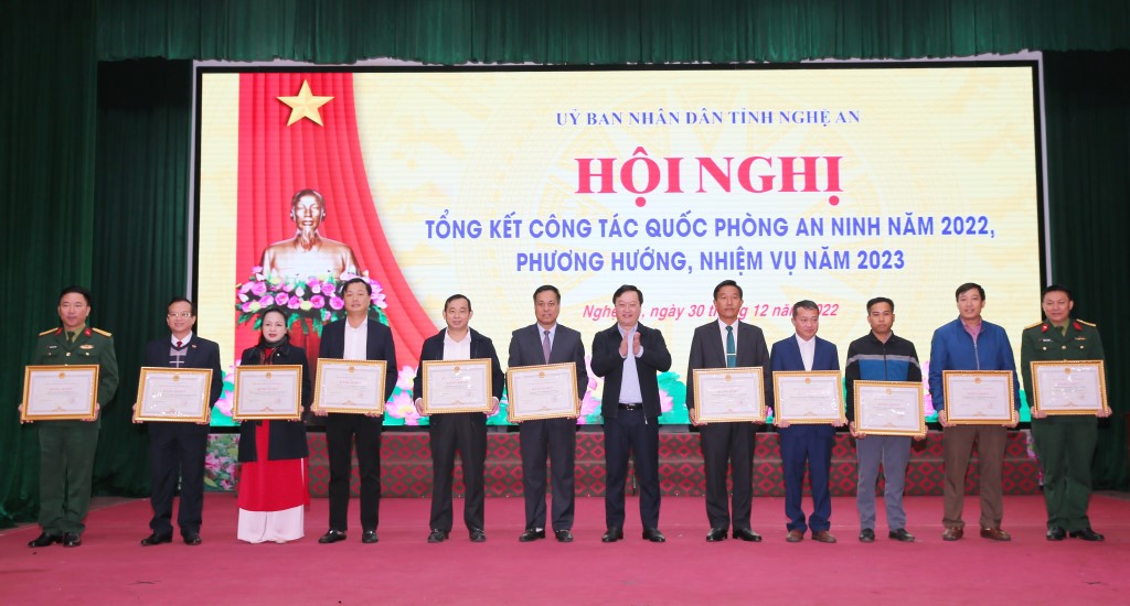 Đồng chí Nguyễn Đức Trung, Chủ tịch UBND tỉnh trao tặng Bằng khen cho 11 tập thể có thành tích xuất sắc trong thực hiện công tác quốc phòng - an ninh năm 2022