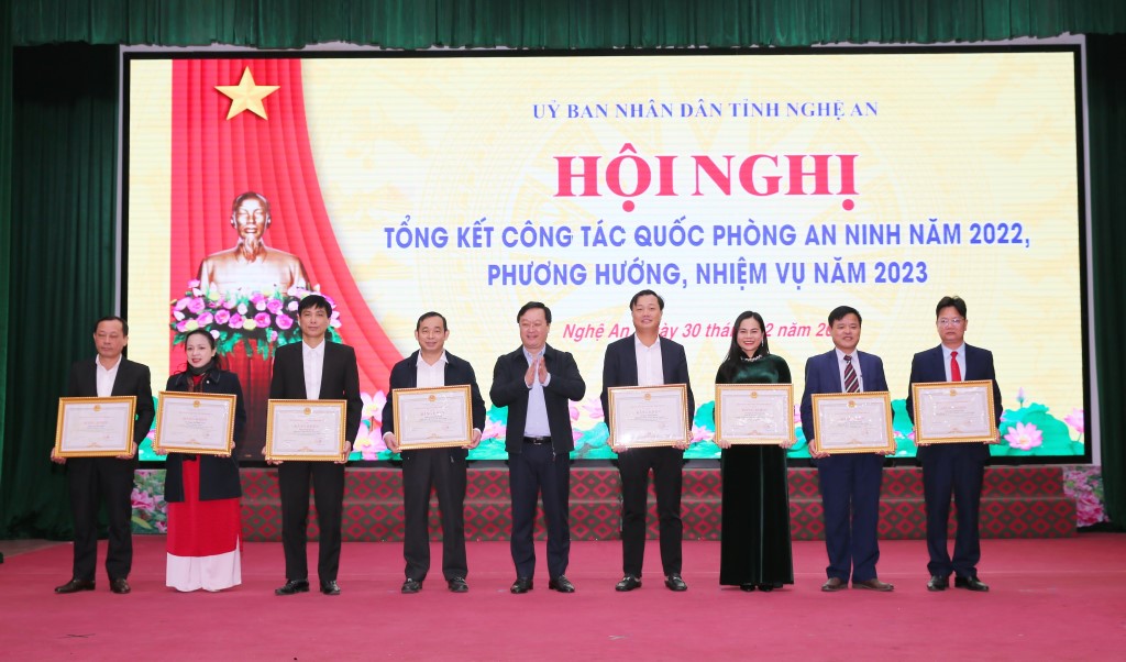 Đồng chí Nguyễn Đức Trung, Chủ tịch UBND tỉnh trao tặng Bằng khen cho 11 cá nhân có thành tích xuất sắc trong thực hiện công tác quốc phòng - an ninh năm 2022
