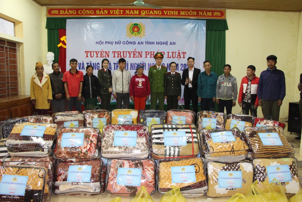 50 suất quà được trao tận tay bà con có hoàn cảnh khó khăn xã Chiêu Lưu, huyện Kỳ Sơn