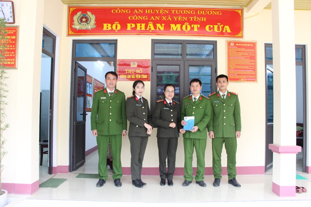 Trao quà Tết tặng Công an xã Yên Tĩnh, huyện Tương Dương