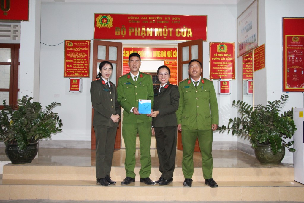 Trao quà Tết tặng Công an xã Chiêu Lưu, huyện Kỳ Sơn