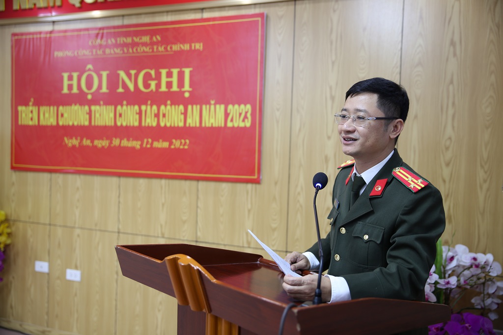 Đồng chí Thượng tá Trần Ngọc Tuấn, Phó Giám đốc Công an tỉnh dự và chỉ đạo tại Hội nghị