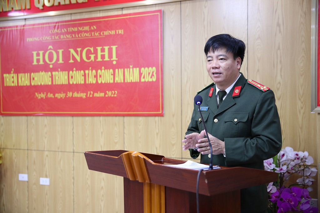 Đồng chí Thượng tá Nguyễn Trọng Khanh, Trưởng phòng Công tác Đảng và công tác Chính trị phát biểu tại Hội nghị