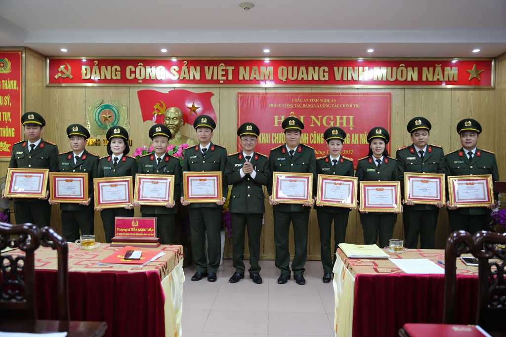 Thừa ủy quyền Giám đốc Công an tỉnh, đồng chí Thượng tá Trần Ngọc Tuấn, Phó Giám đốc trao tặng các danh hiệu Chiến sỹ thi đua cơ sở