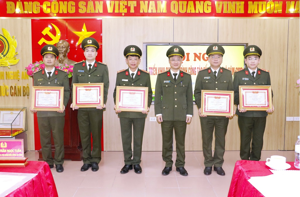 Đồng chí Thượng tá Trần Ngọc Tuấn, Phó Giám đốc Công an tỉnh trao Danh hiệu “Chiến sỹ thi đua cơ sở” cho các cá nhân có thành tích xuất sắc trong đơn vị