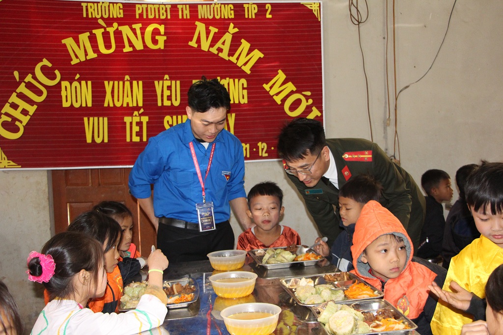 Đoàn tình nguyện tổ chức bữa cơm “Tết sum vầy” cho học sinh tại nhà ăn bán trú của Trường
