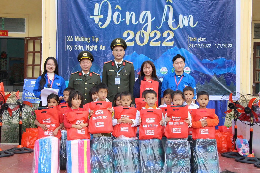 Đại diện thanh niên Công an Nghệ An và Ban liên lạc đồng hương sinh viên Nghệ Tĩnh tại Hà Nội trao các suất quà tặng học sinh
