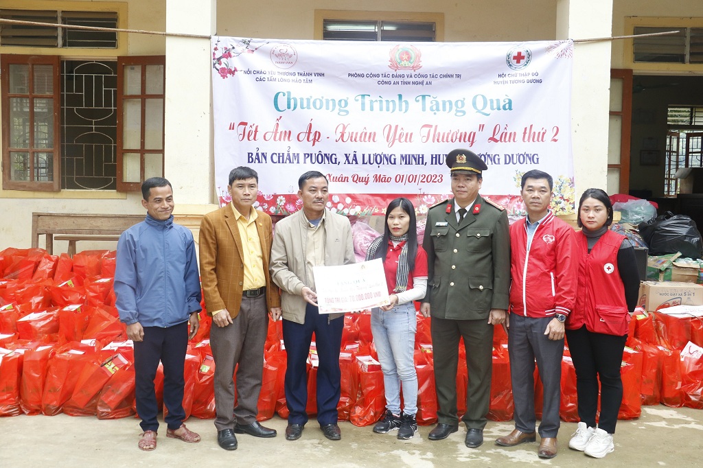 Trao biểu trưng chương trình tặng quà có tổng giá trị 70 triệu đồng cho UBND xã Lượng Minh, huyện Tương Dương