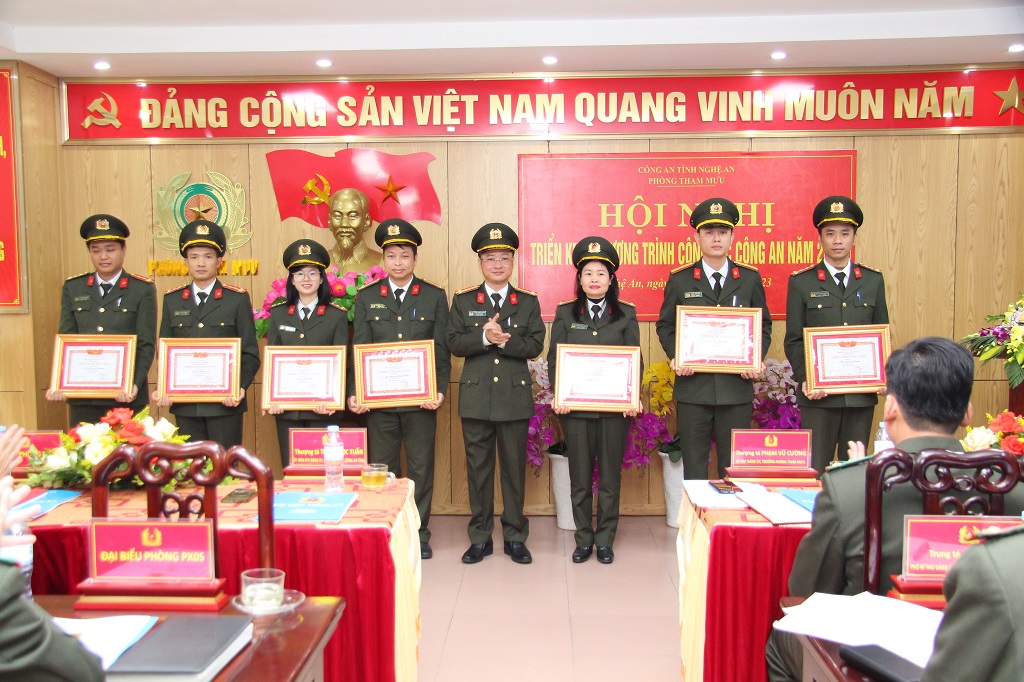 Đồng chí Thượng tá Trần Ngọc Tuấn, Phó Giám đốc Công an tỉnh trao danh hiệu thi đua cho các tập thể, cá nhân đạt thành tích xuất sắc