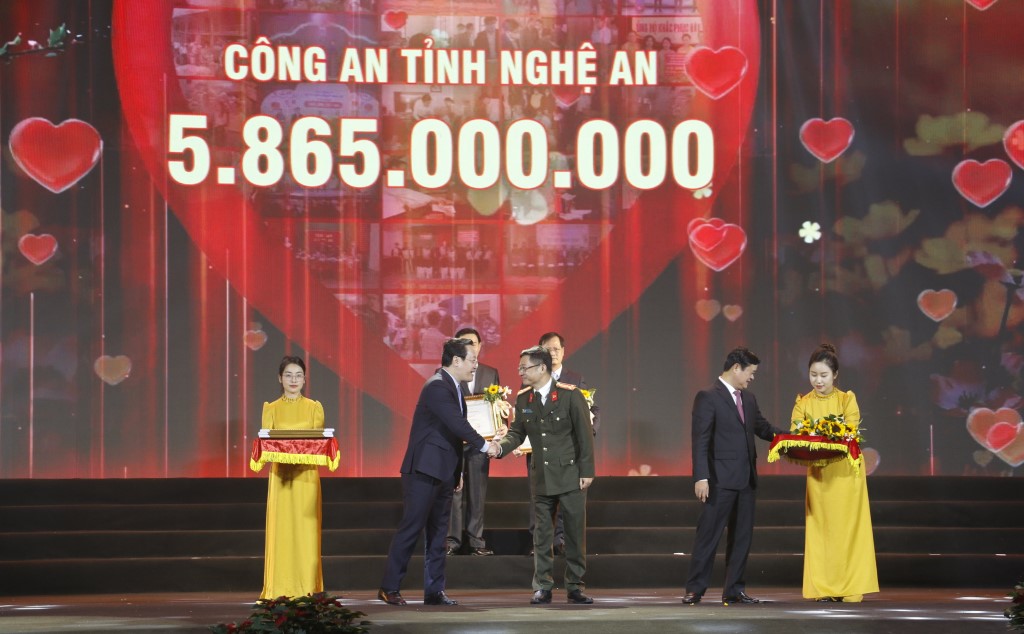 Đồng chí Thượng tá Trần Ngọc Tuấn - Phó Giám đốc Công an tỉnh trao số tiền gần 5,9 tỷ đồng cho chương trình Tết vì người nghèo 2023 của tỉnh Nghệ An