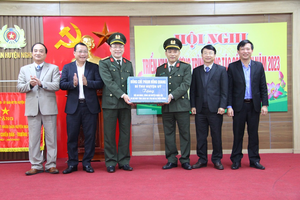 Tại Hội nghị lãnh đạo Huyện Nghi Lộc cũng trao tặng 03 bộ máy tính xách tay cho Đội An ninh Công an huyện Nghi Lộc