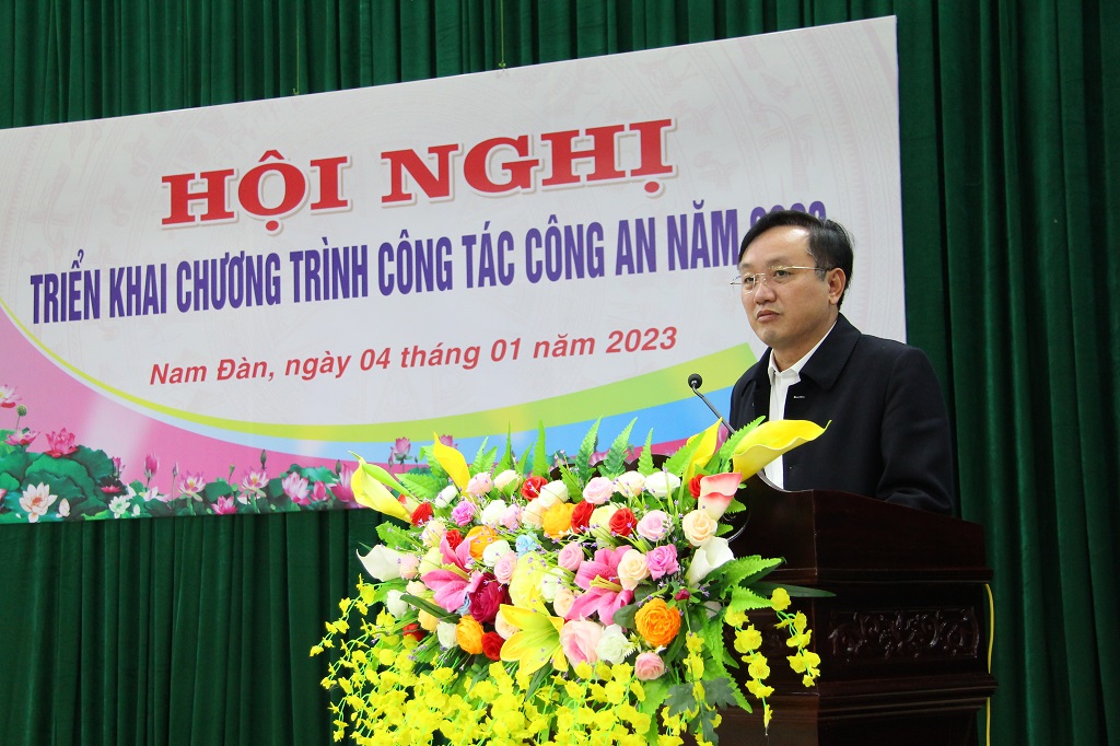 Đồng chí Nguyễn Hồng Sơn, Chủ tịch UBND huyện Nam Đàn phát biểu tại Hội nghị