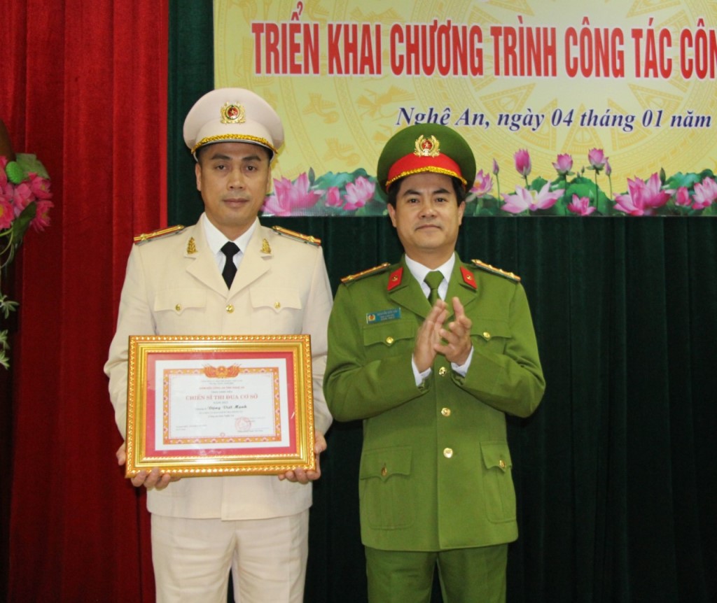 Đồng chí Đại tá Nguyễn Đức Hải, Phó Giám đốc Công an tỉnh trao danh hiệu thi đua cho các tập thể, cá nhân đạt thành tích xuất sắc