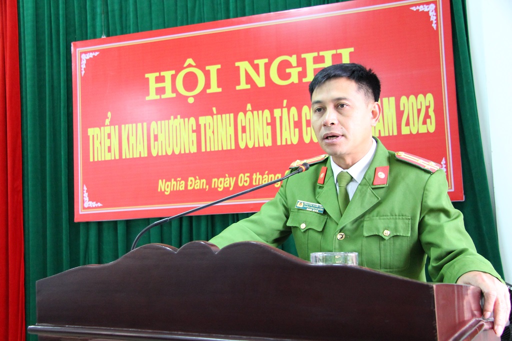 Đồng chí Thượng tá Nguyễn Xuân Thái - Trưởng Công an huyện Nghĩa Đàn phát biểu tại Hội nghị