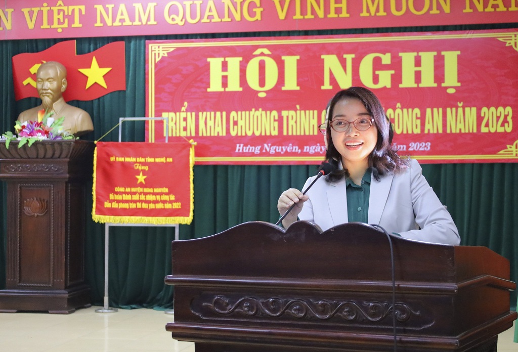 Đồng chí Nguyễn Thị Thơm - Bí thư Huyện ủy biểu dương, đánh giá cao những kết quả nổi bật Công an huyện Hưng Nguyên đạt được trong năm 2022