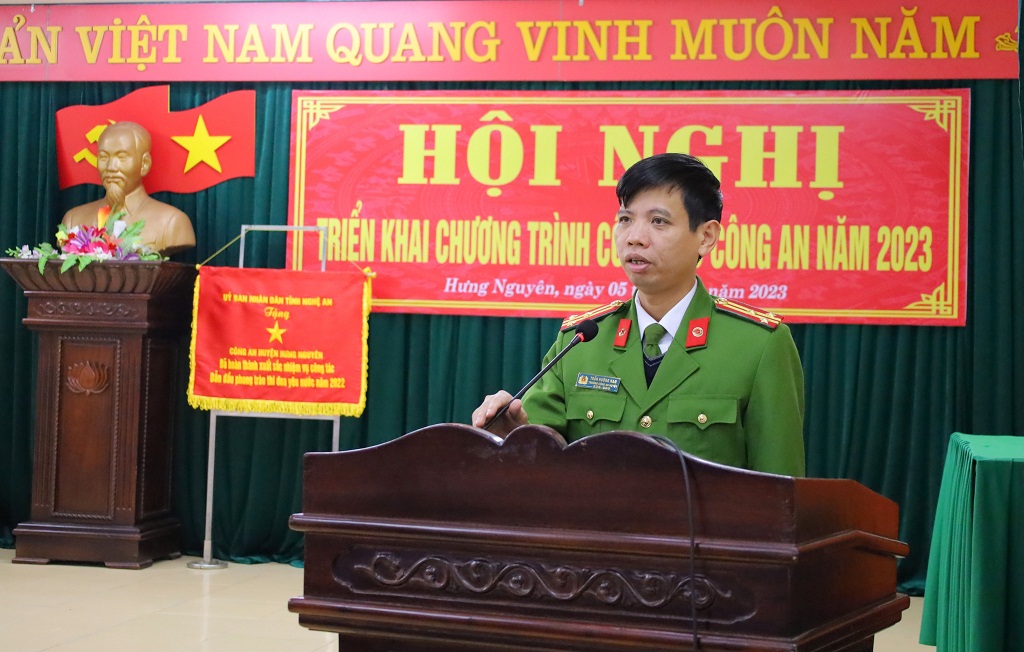 Đồng chí Thượng tá Trần Hướng Nam – Trưởng Công an huyện Hưng Nguyên phát biểu tại hội nghị
