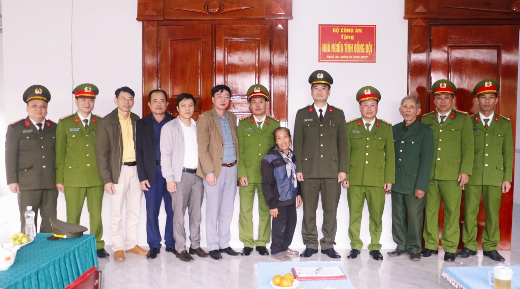 Các đại biểu cùng chụp ảnh lưu niệm với gia đình Thượng uý Trương Văn Dương