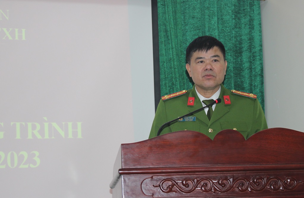 Đồng chí Đại tá Lương Thế Lộc - Trưởng phòng Cảnh sát QLHC về TTXH phát biểu tại Hội nghị